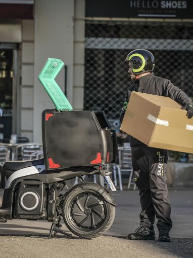Top case delivery for Scooter
